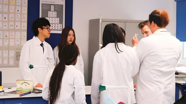 Schüler der Lime House School stehen im Labor mit wissenschaftlichen Geräten und Experimentierausstattung.