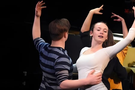 Zwei Personen tanzen auf der Bühne bei einer Veranstaltung der Lincoln Academy.