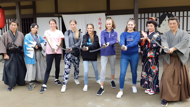 Eine Gruppe Schülerinnen und Schüler der Lincoln High School trägt traditionelle japanische Kleidung und moderne Freizeitkleidung in einem japanischen Raum mit Schiebetüren.