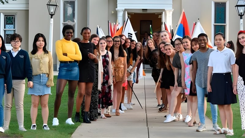 Eine große Gruppe Schülerinnen und Schüler steht in einem festlichen Raum auf dem Campus der Linden Hall.