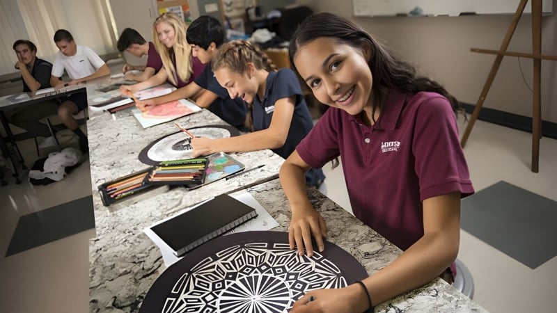 Schüler der Linfield Christian School arbeiten gemeinsam an Projekten in einem Kunst- und Designstudio.