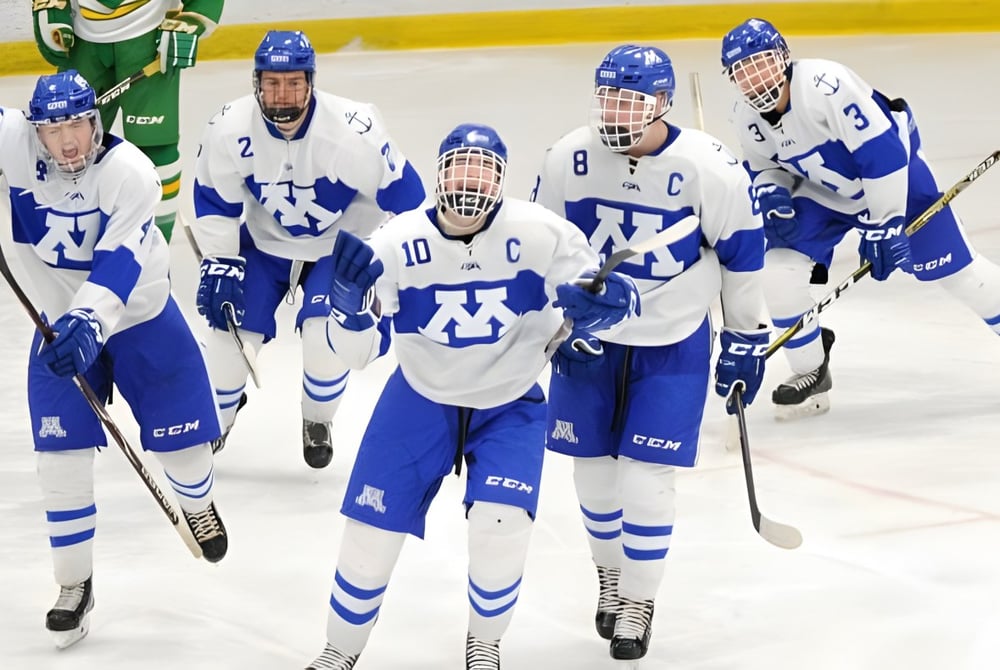 Schüler des Lisgar Collegiate Institute spielen Eishockey auf der Eisbahn mit grünem und gelbem Tor.