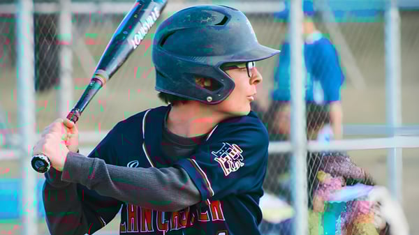 Ein junger Baseballspieler steht im Schlagkäfig auf dem Sportgelände der Littlerock High School.