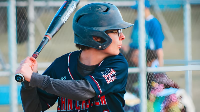 Ein junger Baseballspieler steht im Schlagkäfig auf dem Sportgelände der Littlerock High School.