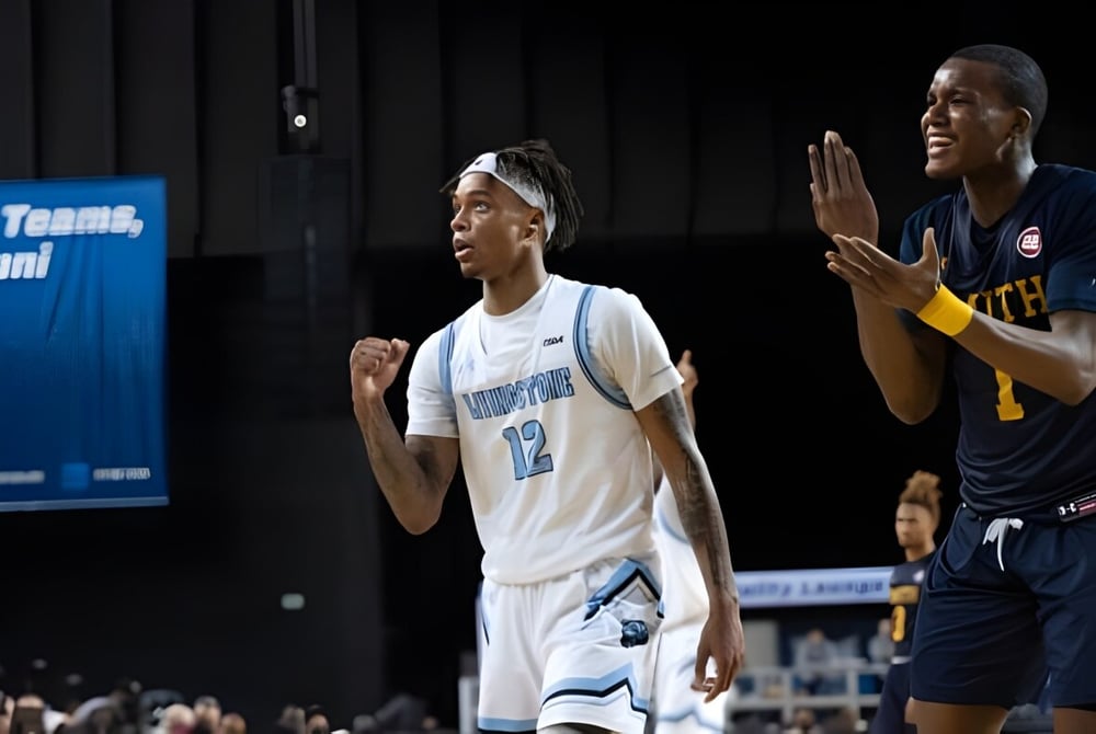 Zwei Basketballspieler der Livingstone School feiern gemeinsam auf dem Spielfeld während eines Spiels.