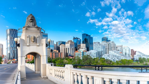 Eine steinerne Bogenstruktur rahmt die Skyline der Stadt auf dem Campus der Livingstone School ein.