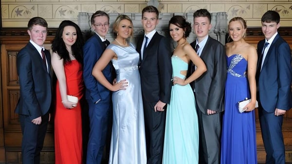 Eine Gruppe formell gekleideter Schülerinnen und Schüler posiert gemeinsam in einem historischen Raum auf dem Campus des Llandovery College.