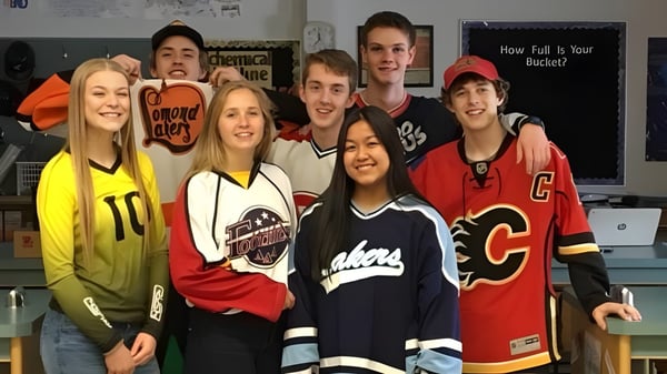 Eine Gruppe von Schülern der Lomond Community School posiert gemeinsam in einem Klassenraum.