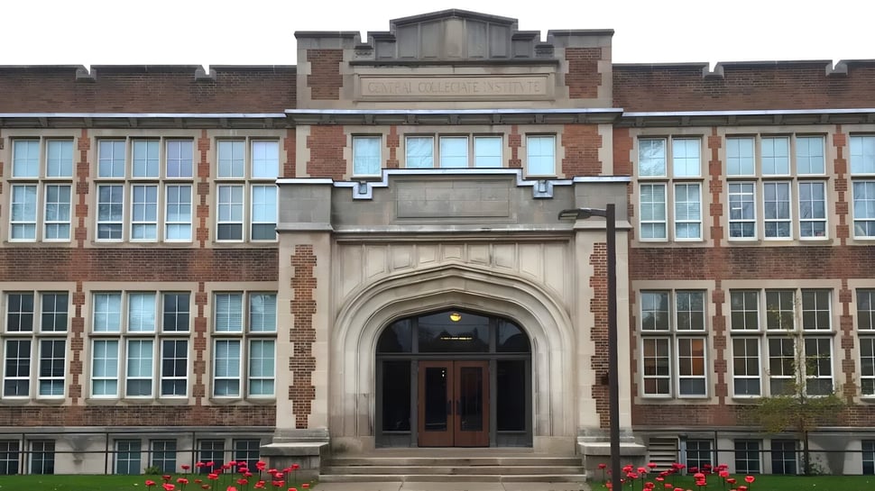 Das prachtvolle Backsteingebäude mit einem gewölbten Eingangsbereich auf dem Campus der London Central Secondary School.