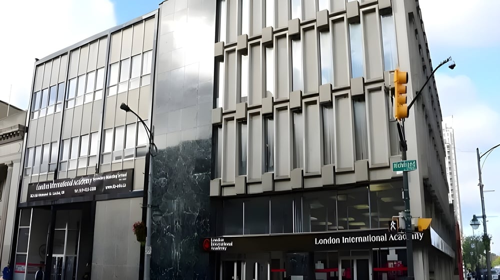 Das moderne mehrstöckige Gebäude mit Glas- und Metallfassade gehört zur London International Academy.