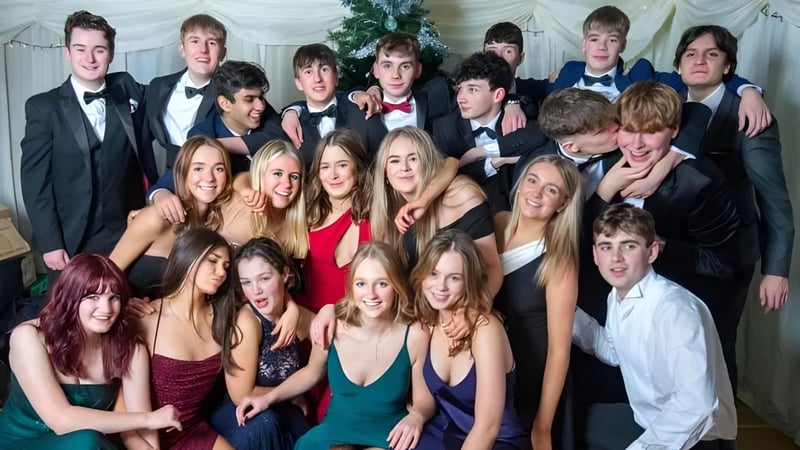 Eine Gruppe von Schülerinnen und Schülern der Longridge Towers School posiert gemeinsam in festlicher Kleidung.