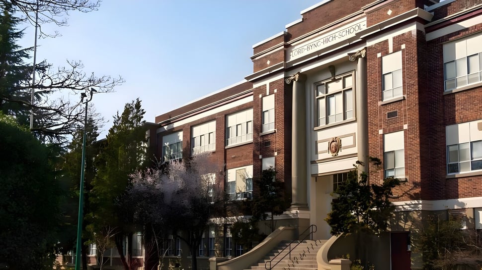 Das mehrstöckige Backsteingebäude der Lord Byng Secondary School ist von Bäumen und Grünflächen umgeben.