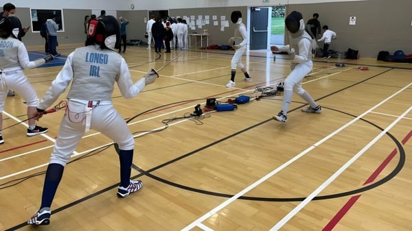 Schüler der Loreto Abbey Secondary School nehmen an einem Fechtwettbewerb in der Sporthalle teil.
