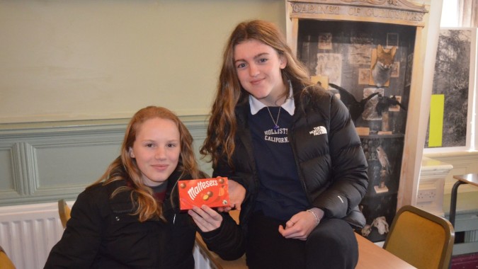 Zwei Schülerinnen der Loreto Abbey Secondary School stehen gemeinsam in einem Klassenraum mit Tafel im Hintergrund.