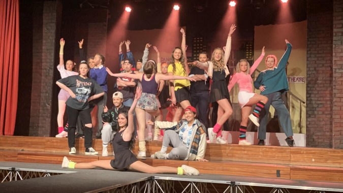 Eine Gruppe junger Schülerinnen steht auf der Bühne während einer Aufführung an der Loreto High School Beaufort.