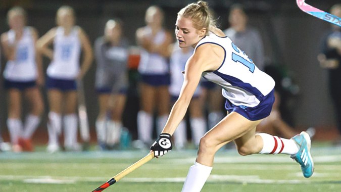 Eine Schülerin der Loreto High School Beaufort läuft auf einem Sportfeld während einer Leichtathletikveranstaltung.