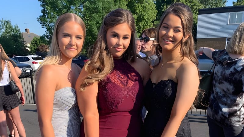 Vier Schülerinnen der Loreto High School Beaufort posieren gemeinsam im Freien vor einer Wohngegend.