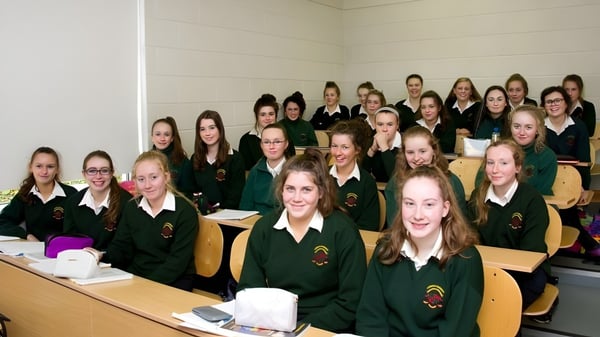 Eine Gruppe Schülerinnen in Schuluniform sitzt im Klassenzimmer der Loreto Secondary School in Cork.