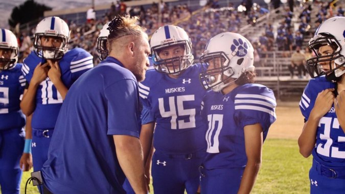 Eine Gruppe von Footballspielern in blauen Uniformen steht zusammen auf dem Spielfeld des Los Angeles Unified School District.
