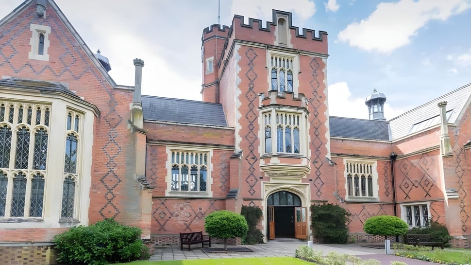 Das historische Gebäude der Loughborough Grammar School ist von gepflegten Gärten und Wegen umgeben.