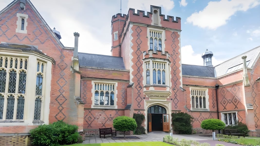 Das historische Hauptgebäude der Loughborough Grammar School steht in einem gepflegten Garten mit grüner Umgebung.