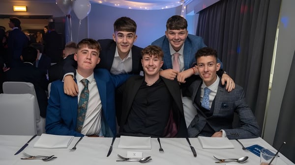 Eine Gruppe junger Männer in formeller Kleidung bei einer Veranstaltung auf dem Campus der Loughborough Grammar School.