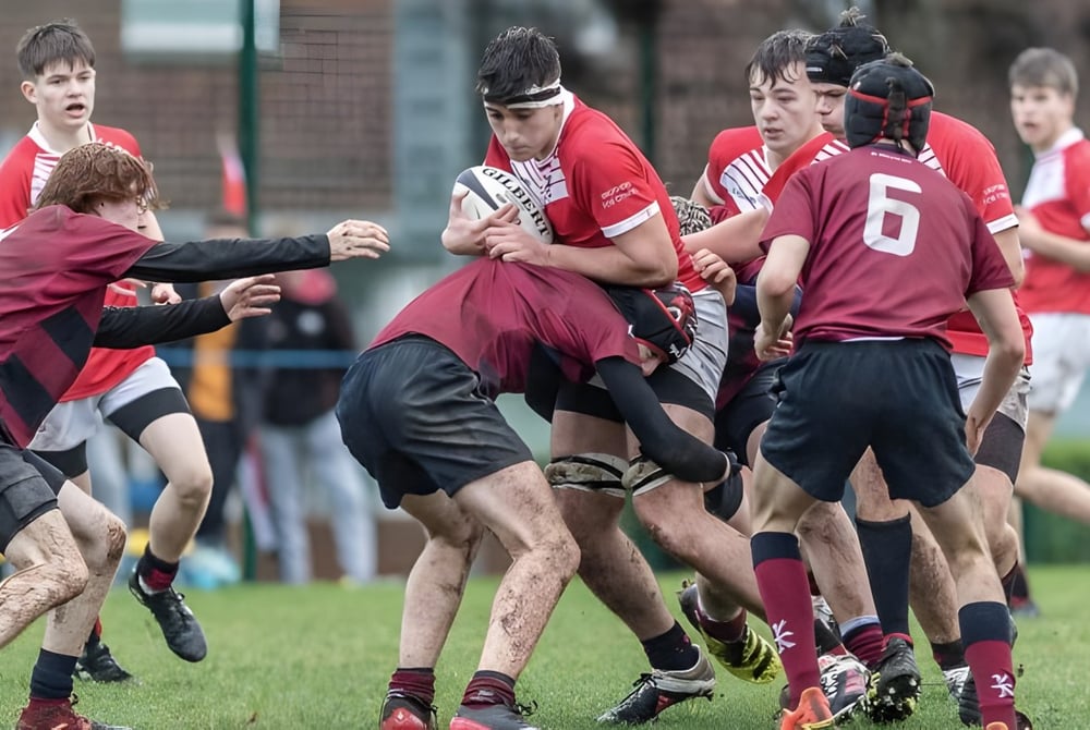 Schüler der Loughborough Grammar School spielen ein Rugby-Match auf dem Sportfeld.