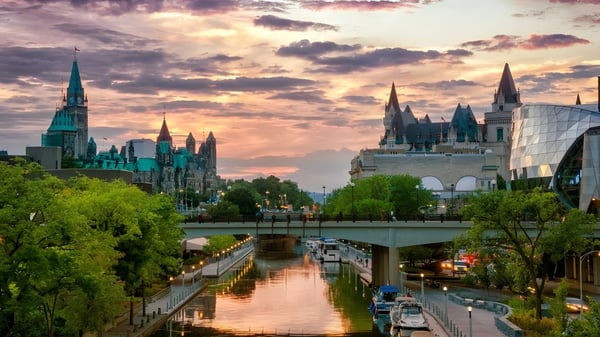 Ein romantischer Kanal mit Bäumen führt an einem schlossähnlichen Gebäude auf dem Gelände der École secondaire publique Louis-Riel vorbei.