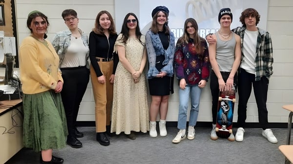 Eine Gruppe Schülerinnen steht im Flur der Lowell High School zusammen.