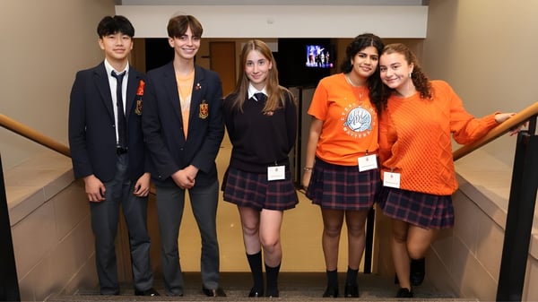 Eine Gruppe von Schülern steht im Flur mit Schließfächern auf dem Campus der Lower Canada College.