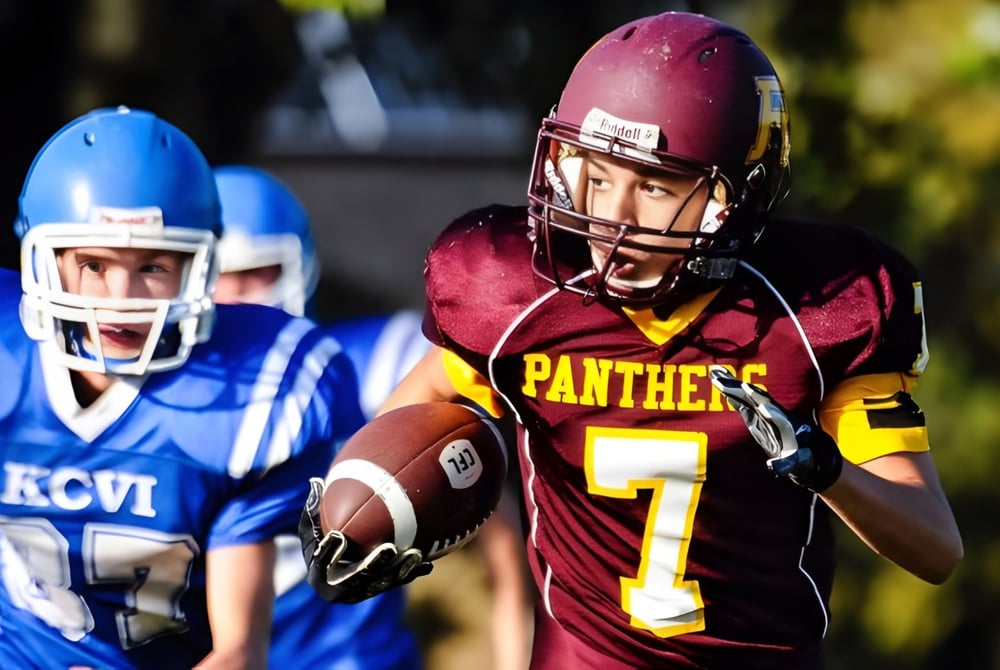 Zwei Footballspieler stehen sich auf dem Spielfeld der Loyalist Collegiate & Vocational Institute gegenüber.