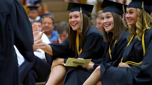 Eine Gruppe junger Frauen in Abschlusskleidung feiert ihren Erfolg an der Loyalist Collegiate & Vocational Institute.