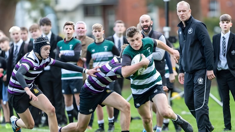 Schüler der Luckley House School spielen ein Rugby-Match mit Zuschauern und Trainern im Hintergrund.