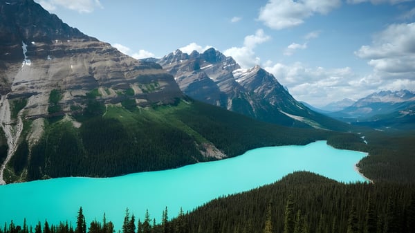 Ein beeindruckendes Bergpanorama mit schneebedeckten Gipfeln und einem türkisfarbenen See vor dem Luther College High School Gelände.