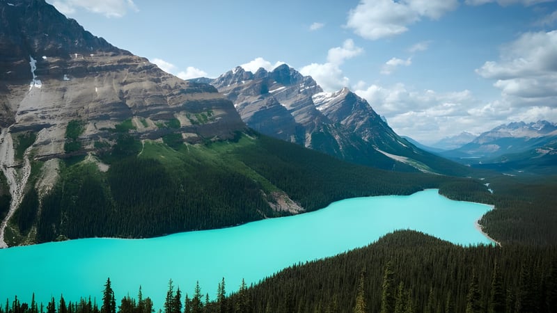 Ein beeindruckendes Bergpanorama mit schneebedeckten Gipfeln und einem türkisfarbenen See vor dem Luther College High School Gelände.