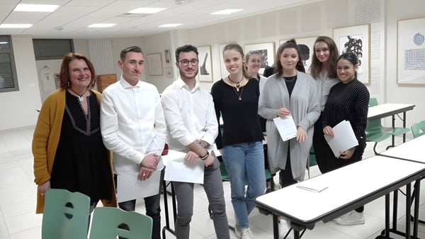 Eine Gruppe von Schülerinnen und Schülern steht zusammen in einem Klassenraum auf dem Campus des Lycée Gabriel Fauré.