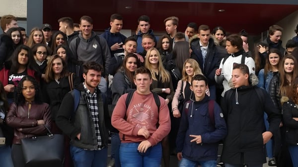 Eine große Gruppe von Schülerinnen und Schülern versammelt sich im Gebäude des Lycée Gabriel Fauré.