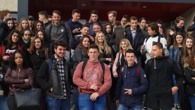 Eine Gruppe von Schülerinnen und Schülern versammelt sich an der Lycée Gabriel Fauré.