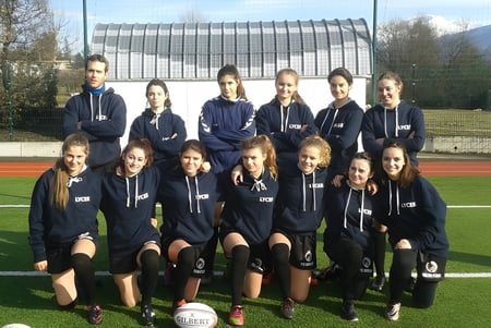 Eine Gruppe weiblicher Schüler spielt Fußball auf dem Sportplatz des Lycée Polyvalent Philippine Duschenes.