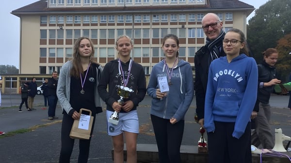 Eine Gruppe junger Menschen steht vor dem markanten Gebäude des Lycée Saint Antoine.