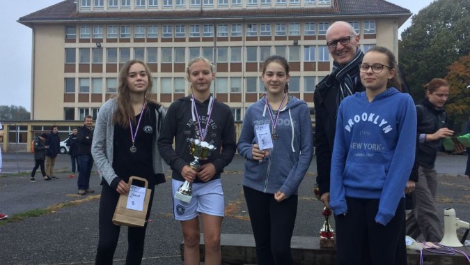 Eine Gruppe von Schülerinnen und Schülern steht vor dem charakteristischen Gebäude des Lycée Saint Antoine.