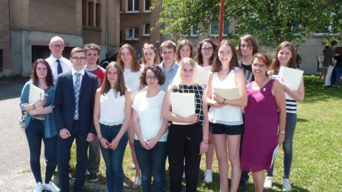 Eine Gruppe Schülerinnen und Schüler steht gemeinsam vor einem Gebäude auf dem Campus des Lycée Saint Antoine.