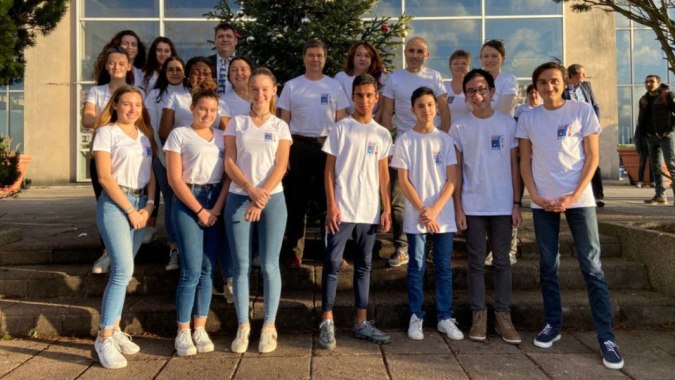 Eine Gruppe von Schülerinnen und Schülern steht vor dem Gebäude des Lycée Sainte Thérèse.