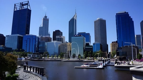 Die urbane Skyline mit Wolkenkratzern und Uferpromenade ist von der Lynwood Senior High School aus sichtbar.