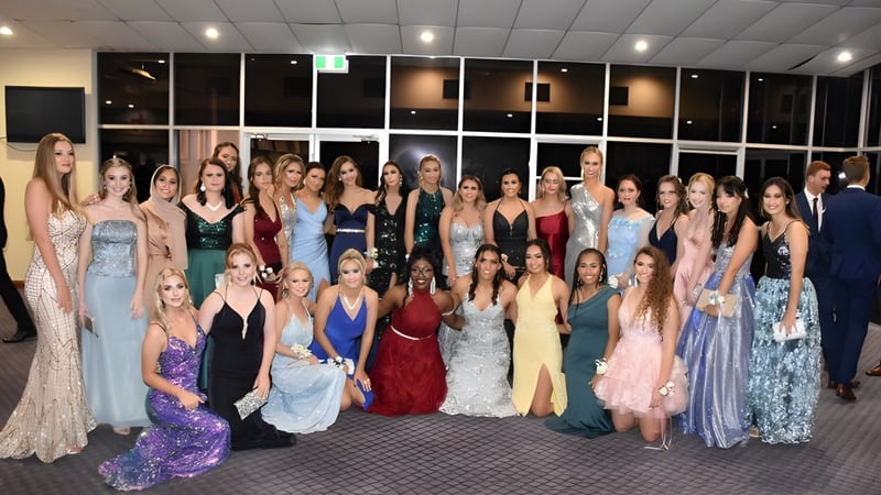 Eine Gruppe Schülerinnen der Mabel Park State High School posiert bei einem formellen Schulereignis in Abendkleidern.