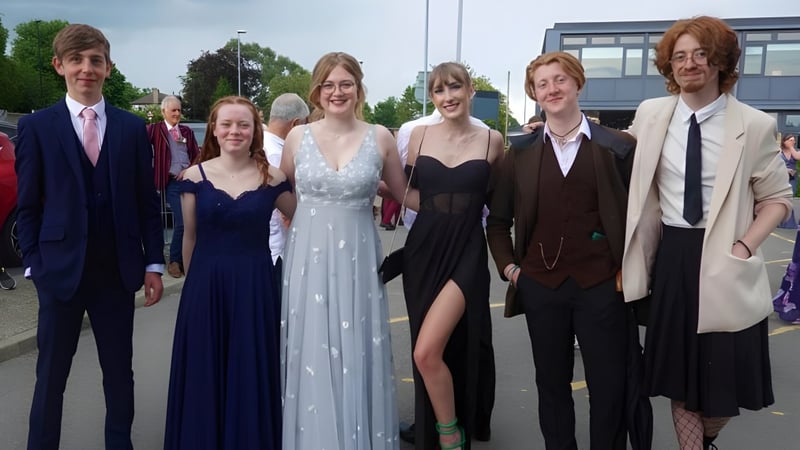 Eine Gruppe gut gekleideter Personen posiert vor einem Gebäude auf dem Campus des Macleans College.