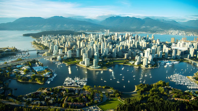 Blick auf den Hafen mit vielen Booten und Bergen im Hintergrund nahe der Magee Secondary School.