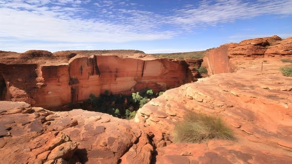 Felsformationen in der Wüstenlandschaft unter blauem Himmel nahe der Malanda State High School.