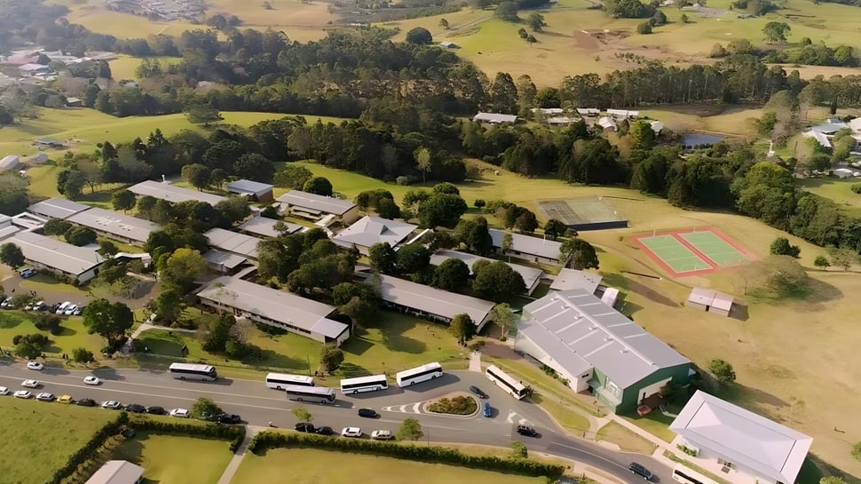 Das Luftbild zeigt die Sportanlage und Gebäude der Maleny State High School in einer ländlichen Umgebung mit Hügeln und Wäldern.