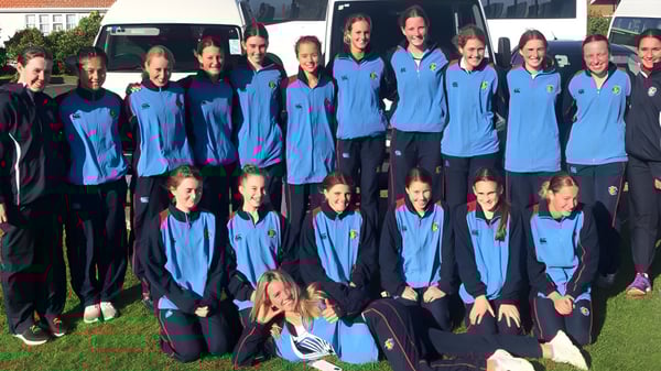 Eine Gruppe Schüler in blauen Uniformen steht gemeinsam vor dem Gebäude des Manawatu College.